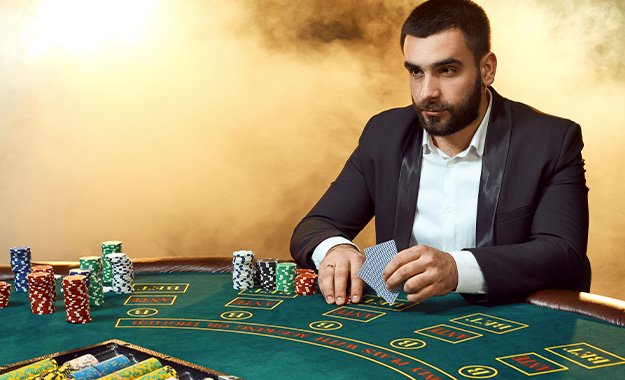 Table de blackjack avec croupier en direct